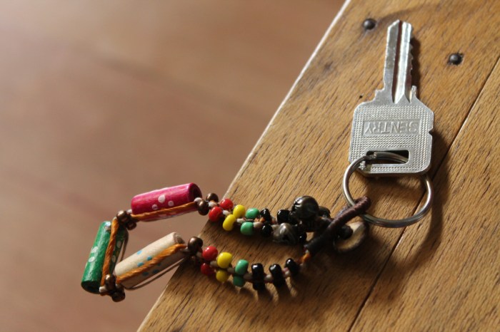 Key wood chain keyring beads bead table hand keychain en pxhere macro strawberry driving youth license strawberries screenshot vintage color